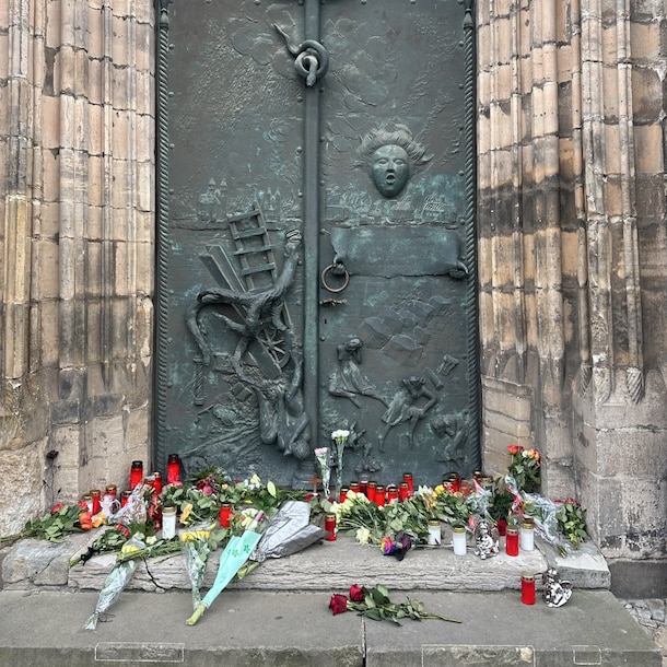 Bloemen en kaarsen voor de Johanniskirche in Maagdenburg