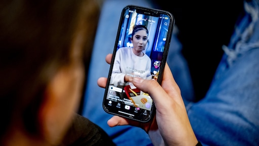 Richtlijn kabinet: minimumleeftijd sociale media 15 jaar, vanaf groep 8 een telefoon