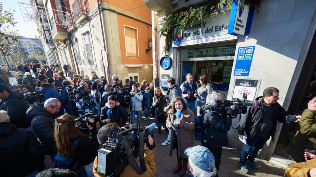 Feest in Madrid, waar een club van 778 mensen de hoofdprijs deelt.