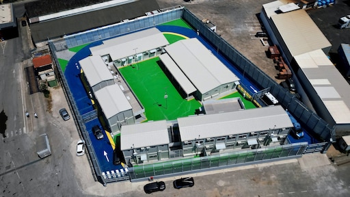 Italiaans asielzoekerskamp in Albanië staat leeg – dus vangen medewerkers er maar zwerfhonden op