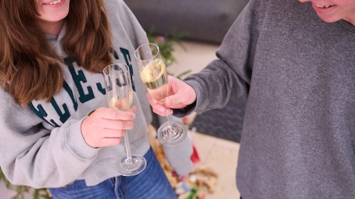 Ruim helft ouders laat tieners alcohol drinken met feestdagen: 'Glaasje wijn hoort bij kerst'