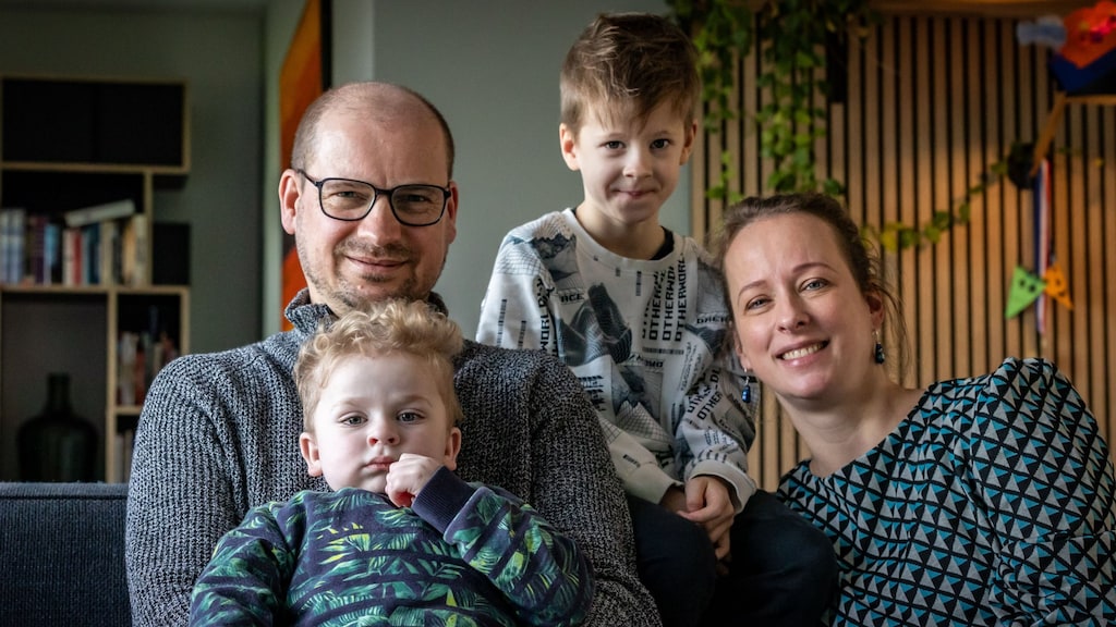 Dennis met Thijs op schoot, Casper en Anke.