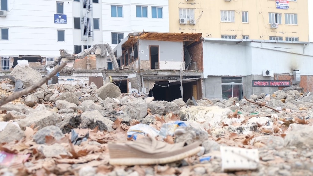 Overblijfselen van het hotel na de verwoestende aardbeving op 6 februari vorig jaar