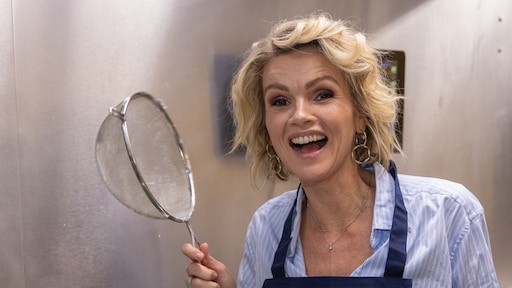 Tooske Ragas kookt uitgebreid diner voor 18 personen: 'Weer wat anders'