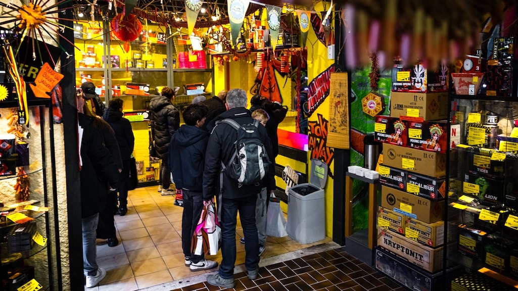 Vuurwerkverkoop gestart, om middernacht al mensen in de rij