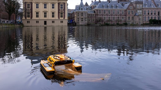 Den Haag zet opruimrobot in om Hofvijver schoon te houden