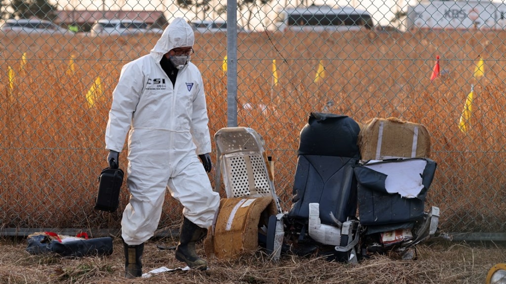 Een onderzoeker verzamelt bewijs op de plek van het ongeval.