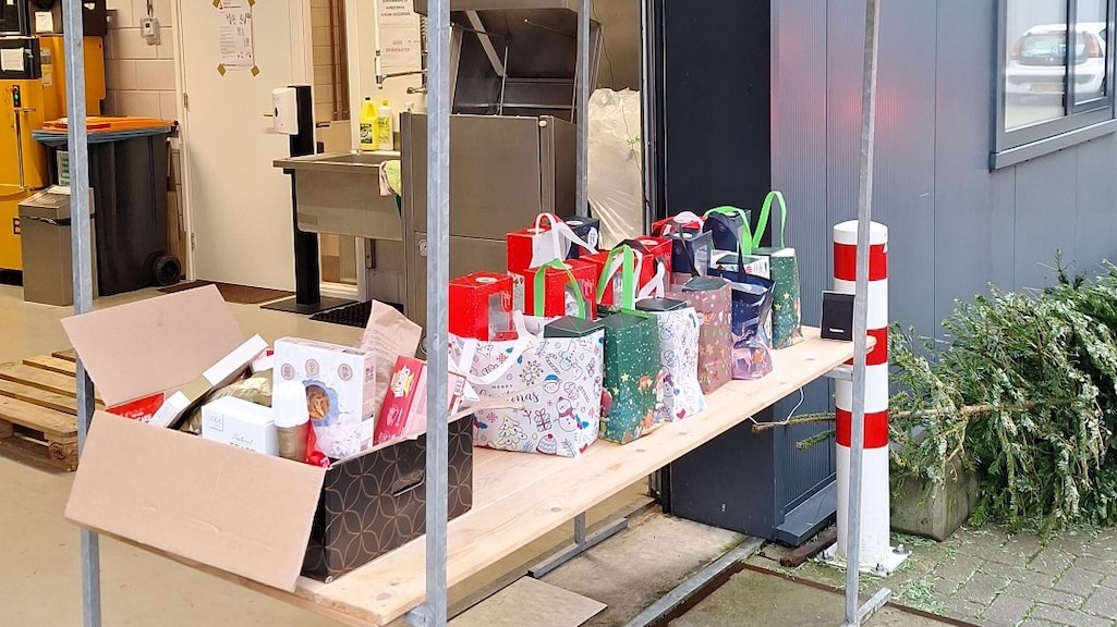 Bij de voedselbank worden kerstpakketten ingezameld.