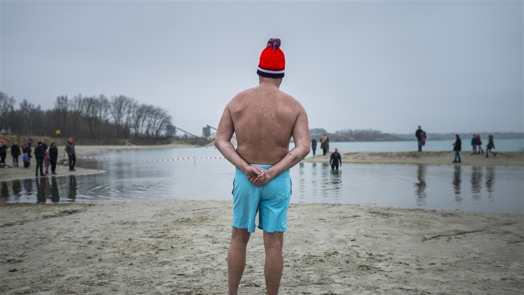 'Zes mensen doken in het ijskoude water, toen was het alweer voorbij'