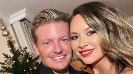 Thomas Berge straalt van oor tot oor op foto's met vriendin Victoria