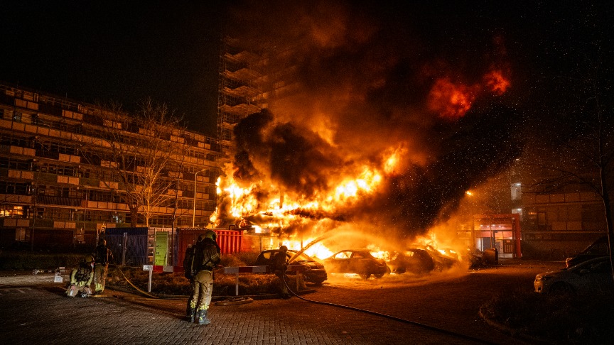 Meerdere bouwketen gingen in vlammen op in Alphen aan den Rijn. Ook auto's in de buurt moesten het ontgelden.