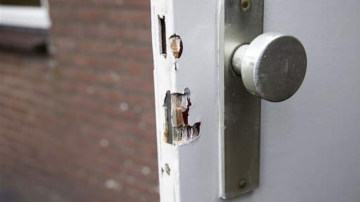 Ontslagen werknemer die deur intrapte, eist kwart miljoen euro