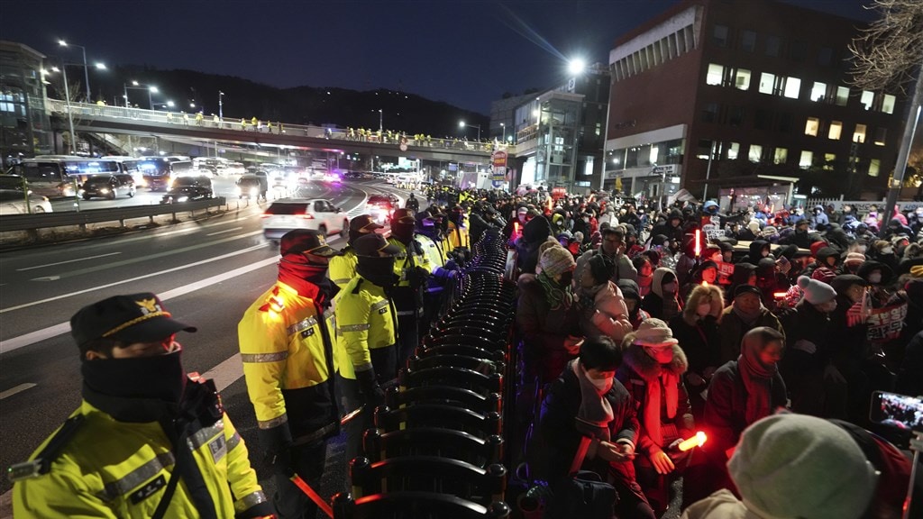 Ook demonstranten kwamen naar de residentie van Yoon om zich met zijn arrestatie te bemoeien.