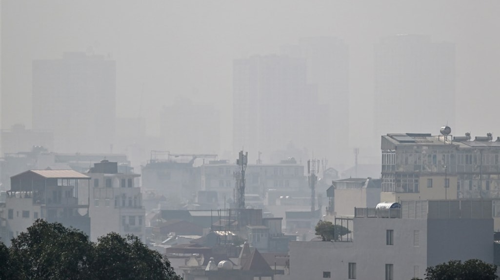 Van de stad is vanwege de dikke smog weinig te zien.
