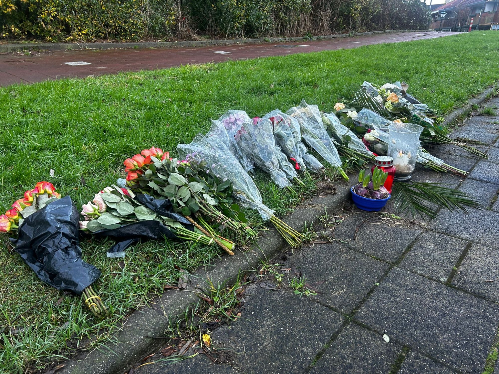 Bewoners IJsselmonde leggen bloemen na moord op buurman (81): 'Hield zo van het leven'