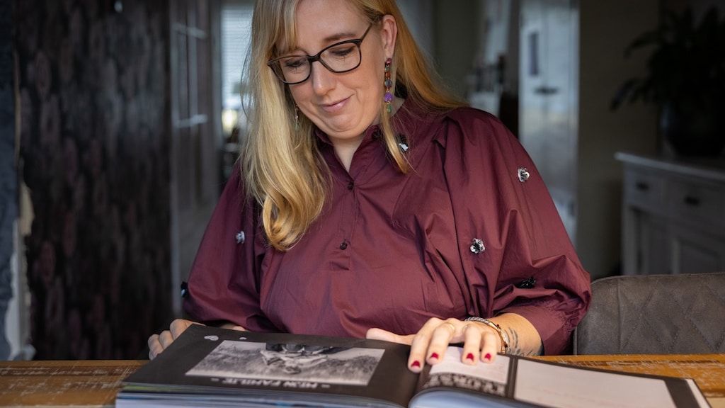 Joyce bladert in een fotoboek.