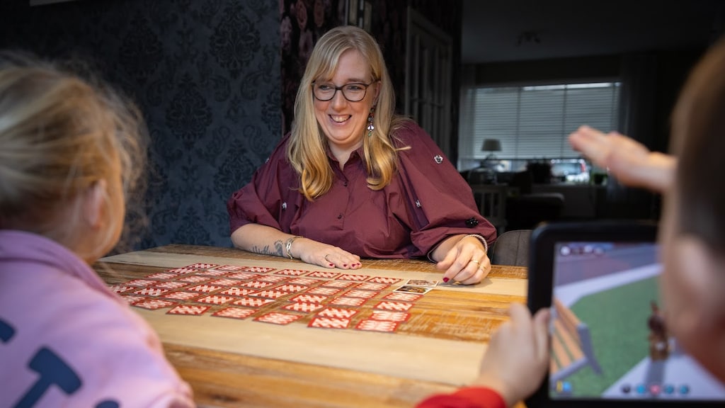 Joyce speelt een spel met Alissa en Aiden.