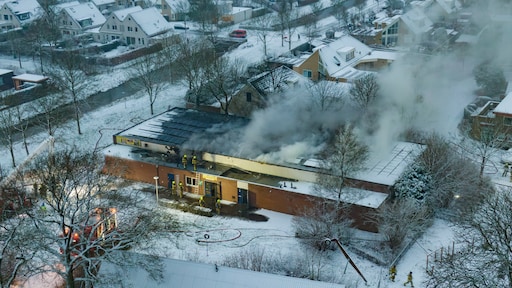 Grote brand bij sporthal in Lochem, vijf woningen ontruimd