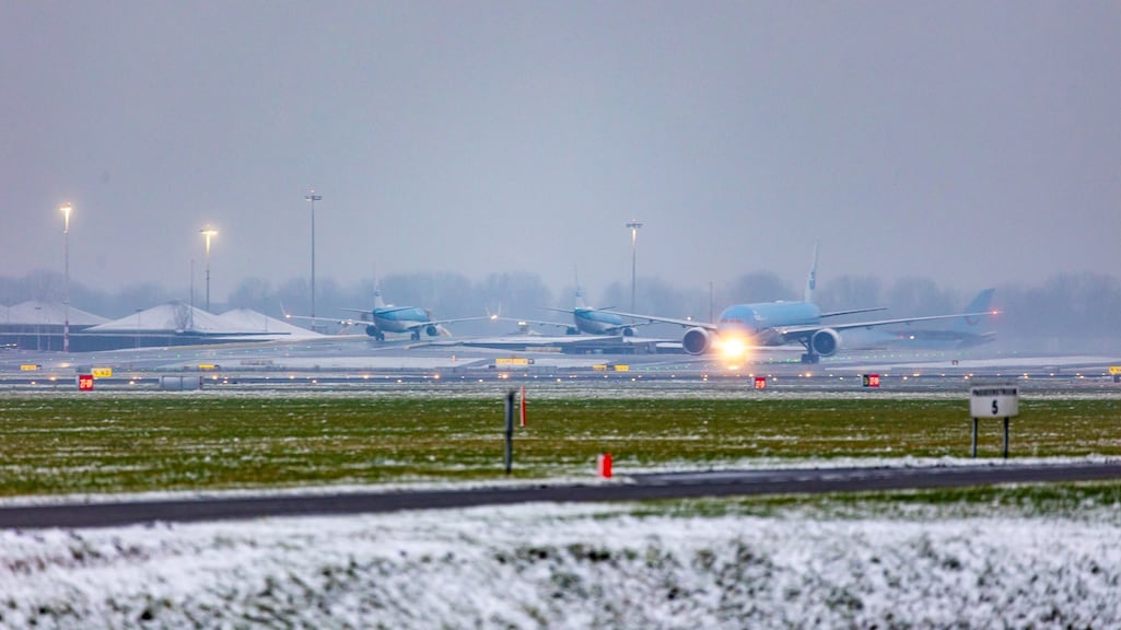 Code geel voorbij, tientallen vluchten geschrapt door winters weer
