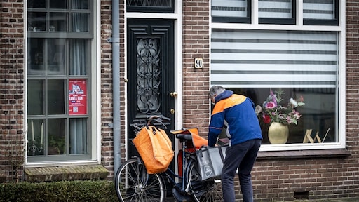 'PostNL moet zich schamen': laatste kerstkaarten pas nu bezorgd