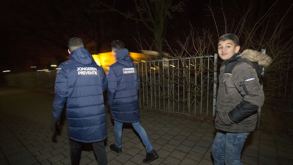 Een jongerenpreventieteam in het Brabantse Oosterhout gaat de straat op om andere jongen aan te spreken op vuurwerkgebruik