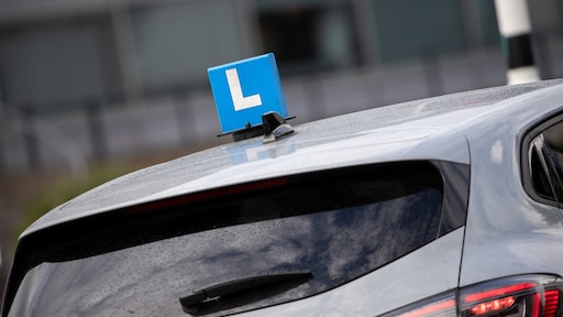 Rijinstructeur en twee leerlingen aangehouden na positieve drugtest in Alkmaar