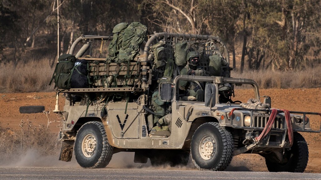 Israëlische soldaten rijden in een Jeep de Gazastrook uit.