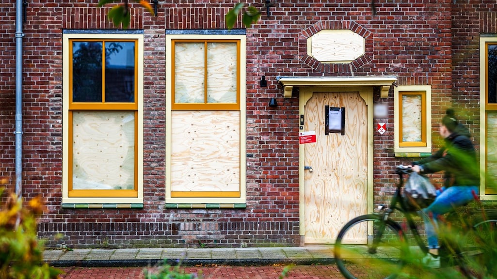 Een van de panden waar een explosie heeft plaatsgevonden in Leiden, gesloten op last van de burgemeester.