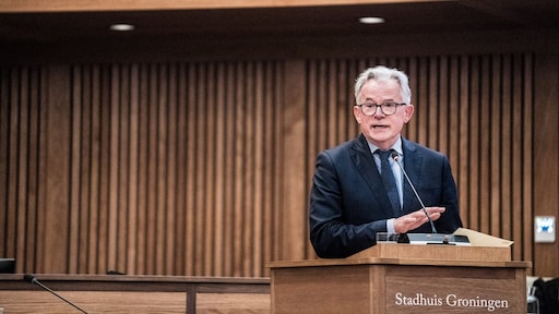 Oud-burgemeester Groningen voor de rechter om 'onzedelijk gedrag', minister ontkent gedwongen vertrek
