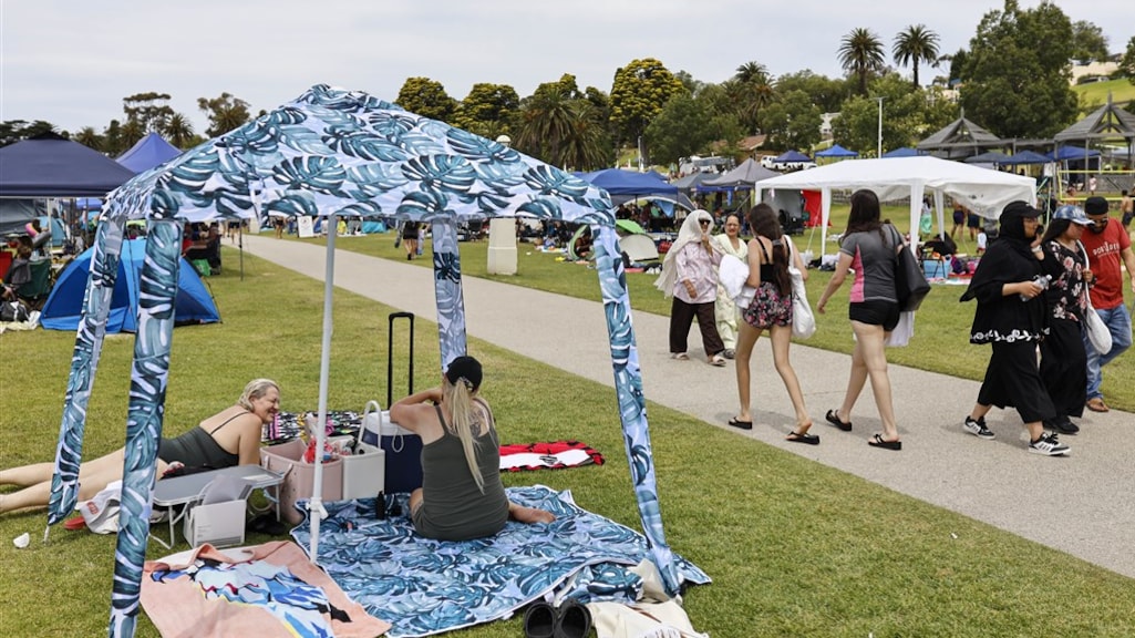 Met dit soort tenten claimen Australiërs een plekje op het strand.