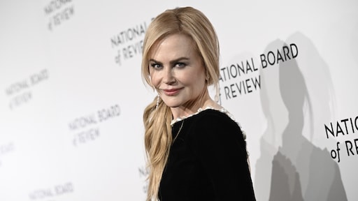 Nicole Kidman drinkt glas melk tijdens dankwoord award voor Babygirl