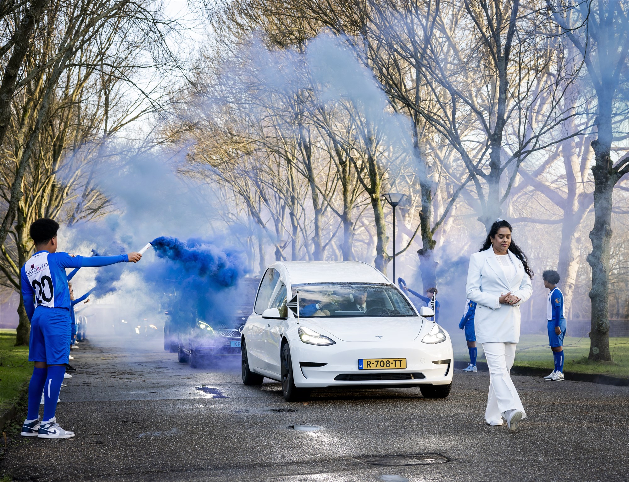 Erehaag en vuurwerk: naasten nemen afscheid van 12-jarige Gianny-Davey