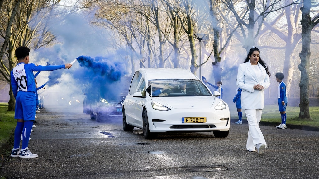 Erehaag en vuurwerk: naasten nemen afscheid van 12-jarige Gianny-Davey