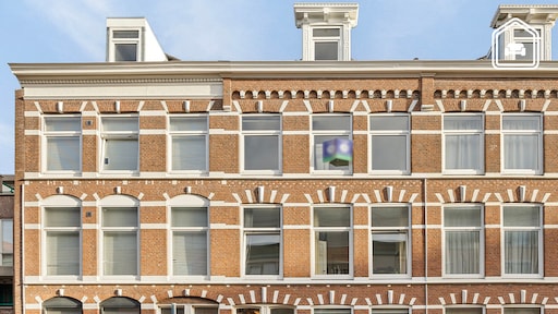 Funda vondst: hier douche je gewoon in het midden van de woonkamer