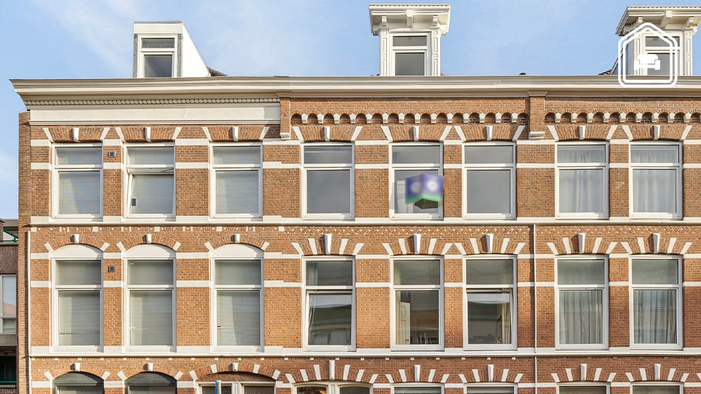 Funda vondst: hier douche je gewoon in het midden van de woonkamer