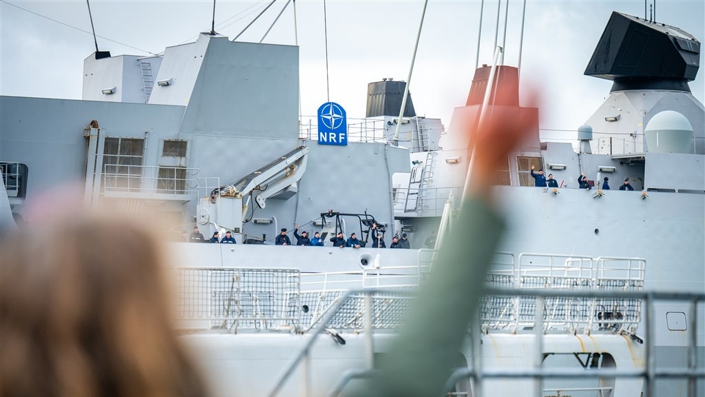 Familie en vrienden zwaaien marineschip Zr.Ms. Tromp uit, dat naar Noorwegen gaat voor een NAVO-missie.