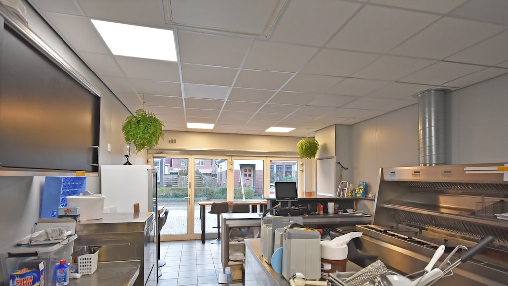 Het huis heeft wel een moderne keuken.