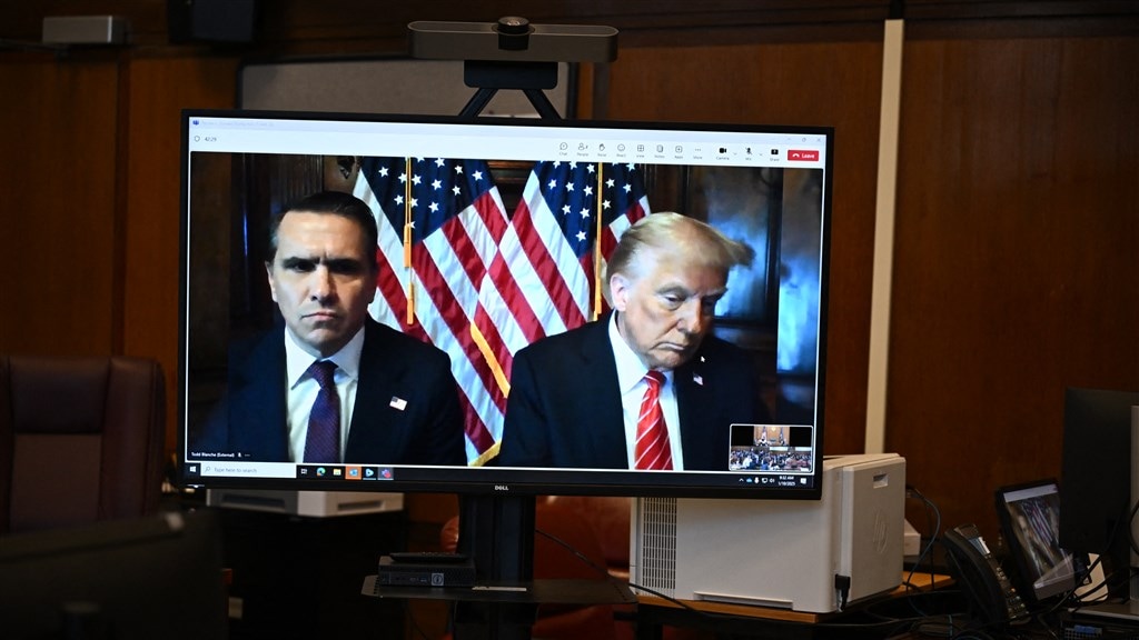 Donald Trump woonde de uitspraak niet fysiek bij, maar sprak via een videoverbinding in de rechtszaal.