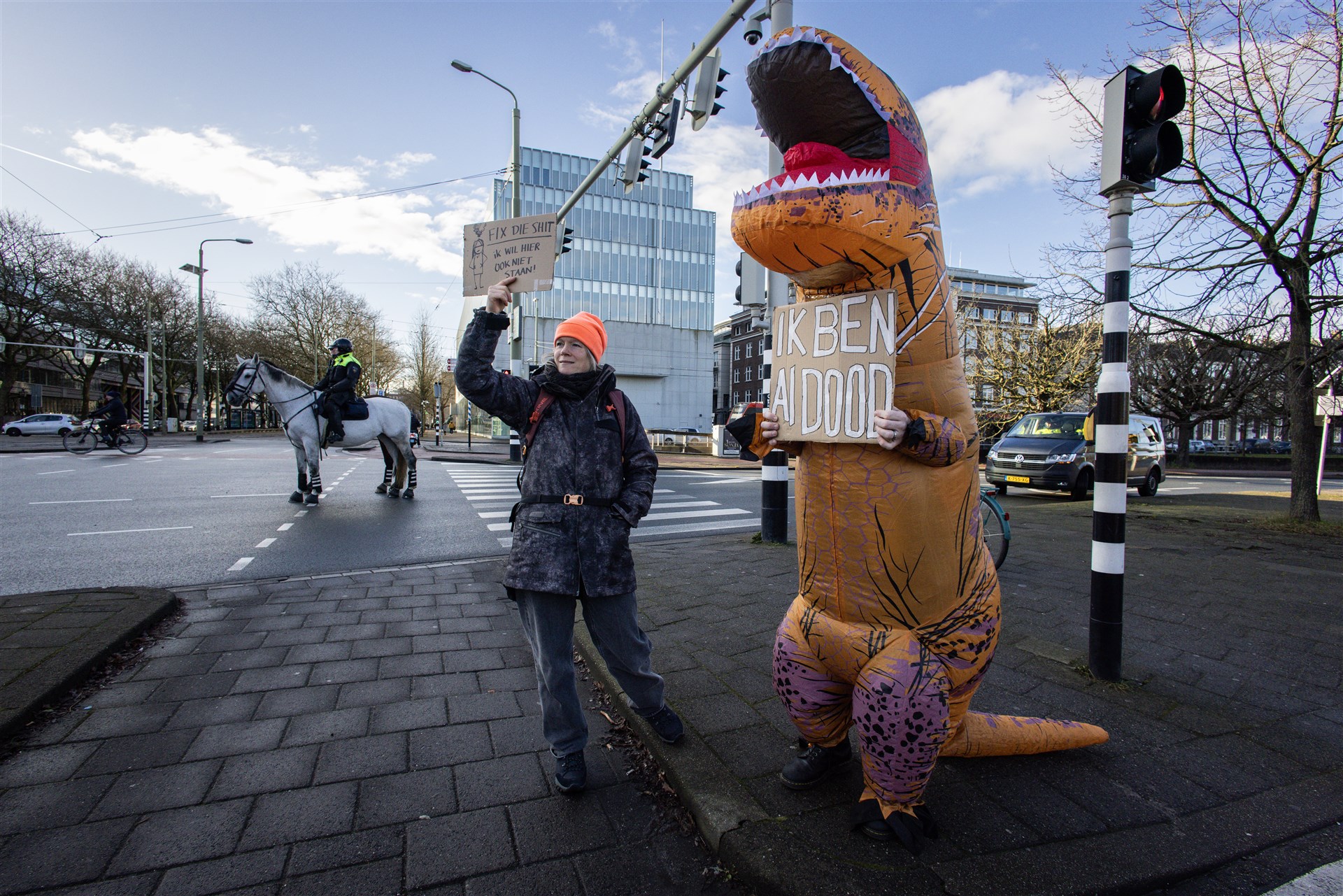 Blokkade Extinction Rebellion op A12 voorbij, activisten buiten de stad gedropt