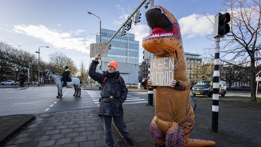 Blokkade Extinction Rebellion op A12 voorbij, activisten buiten de stad gedropt
