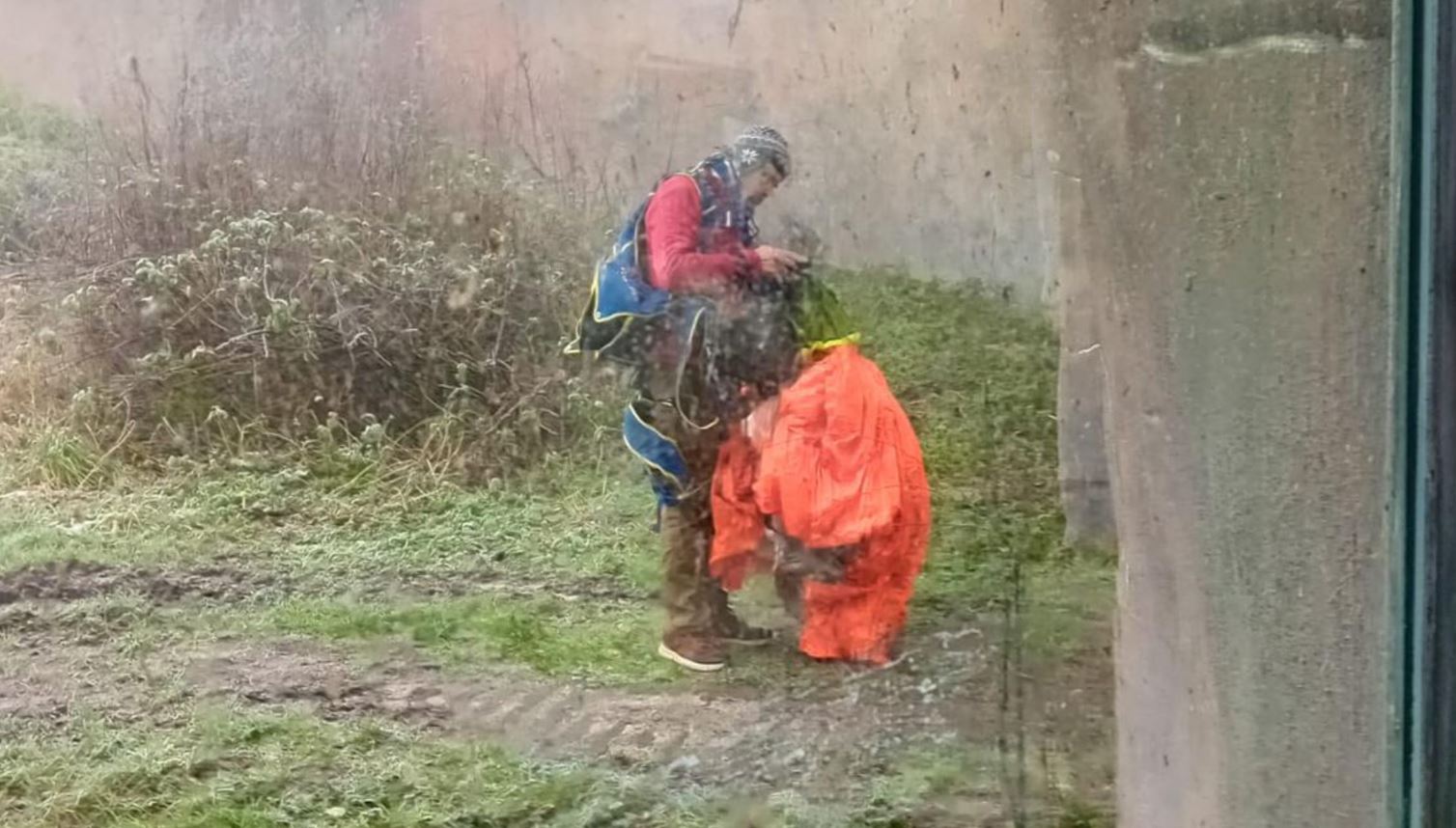 Parachutist landt per ongeluk in apenverblijf van Ouwehands Dierenpark