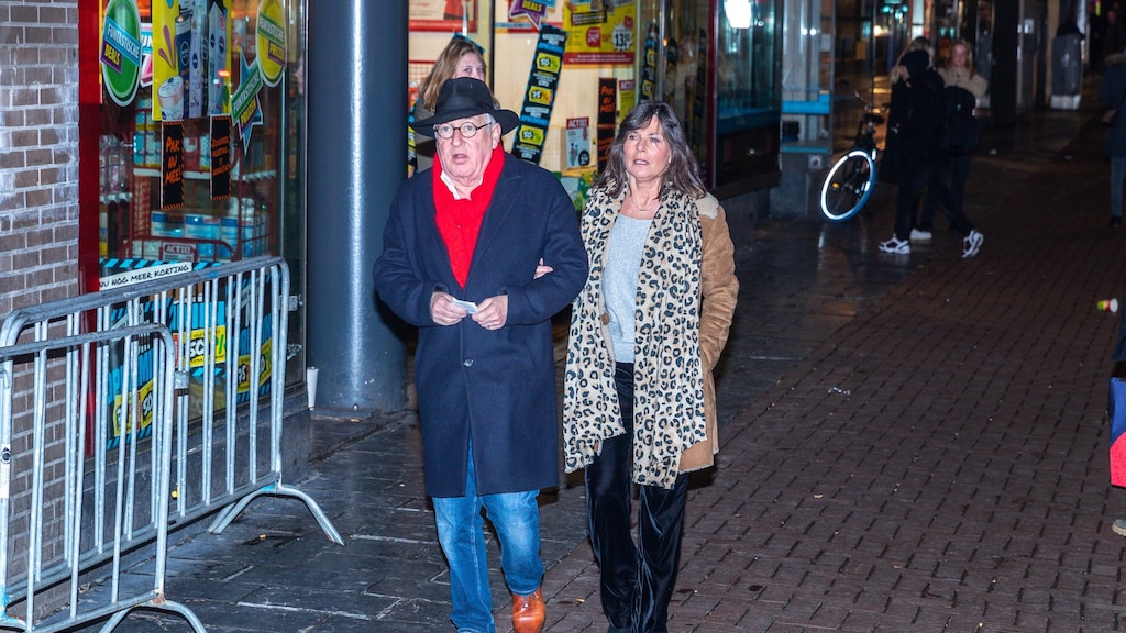 Youp van 't Hek schrijft toneelstuk voor zijn vrouw Debby Petter