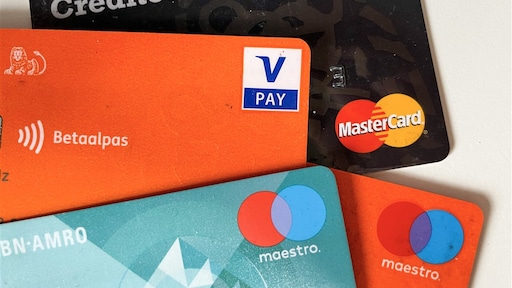 Bewoners van Drents dorpje ongerust door tientallen bankpasjes in brievenbus: 'Blijft een raadsel'