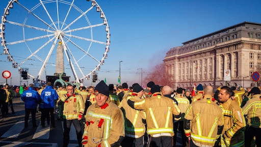 Vlieg- en treinverkeer in België ontregeld door grote pensioenstaking, brandweer met politie op de vuist
