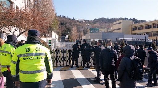 President Zuid-Korea gearresteerd: 'Ik werk mee om bloedbad te voorkomen'