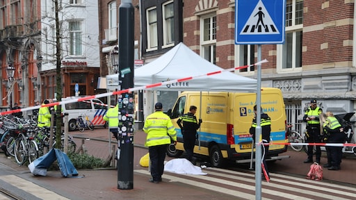 Vrouw (42) overlijdt na aanrijding op zebrapad in Amsterdam, chauffeur aangehouden