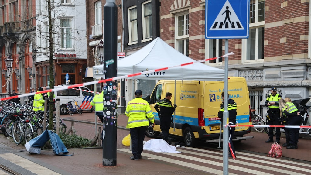 Vrouw (42) overlijdt na aanrijding op zebrapad in Amsterdam, chauffeur aangehouden