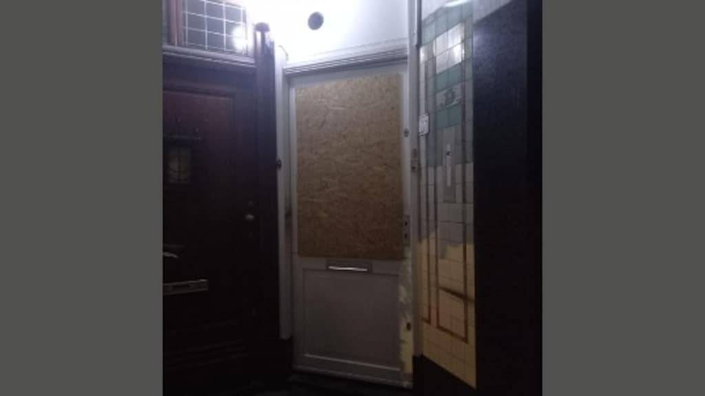 De kapperszaak moest na de drie explosies voor drie maanden sluiten.