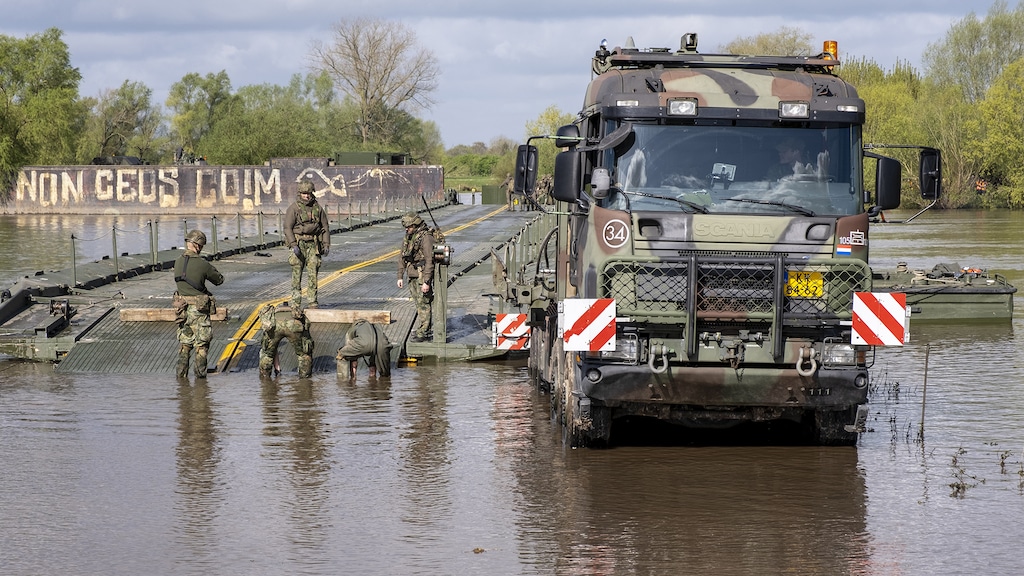 Genietroepen leggen een noodbrug aan