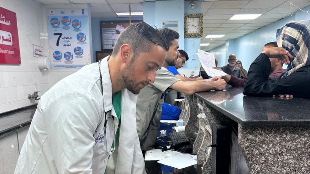 Ahmad aan het werk in het ziekenhuis, deze foto werd genomen in mei vorig jaar